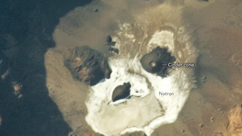 NASA, Uzaydan Bakıldığında Bir Yüz Üzere Görünen, Farklı Bir Kayalık Fotoğrafı Paylaştı